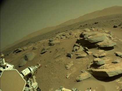 NASA mars rover sends photos of red planet looks like aliens cemetery | वैज्ञानिकांना मंगळ ग्रहावर सापडली 'एलियनची स्मशानभूमी'? फोटो बघून सगळेच झाले हैराण
