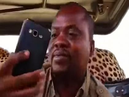 This selfie with leopard is called worlds most dangerous selfie, watch video | आरारारारा खतरनाक! 'या' व्यक्तीने घेतला जगातला सर्वात खतरनाक 'सेल्फी', बघून फुटेल तुम्हाला घाम