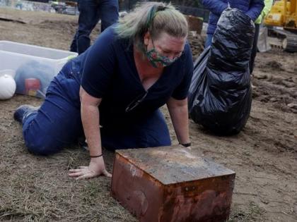 130 years old box found during digging statue in America | मूर्तीखाली कामगारांना सापडला १३० वर्ष जुना बॉक्स, त्यात जे दिसलं ते बघून अवाक् झाले सगळे