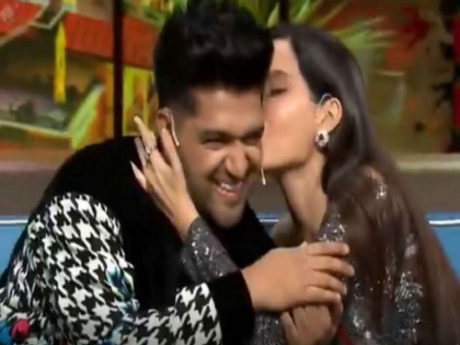 Nora Fatehi kisses rumoured boyfriend Guru Randhawa in tv show video goes viral | नोरा फतेहीने टीव्ही शोमध्ये केलं रूमर्ड बॉयफ्रेन्ड गुरू रंधावाला किस, व्हिडीओ व्हायरल