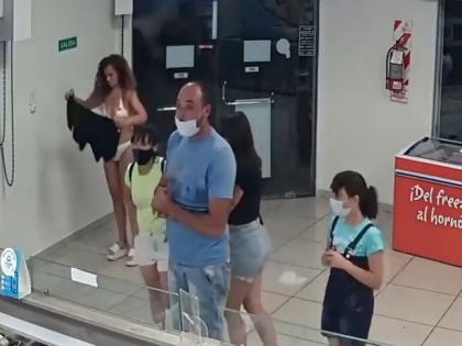 Woman strips down to her underwear to use her dress as a facemask at ice cream store in Argentina | कपडे काढून अंतर्वस्त्रात शॉपिंग करू लागली होती महिला, अवाक् करणारं आहे कारण