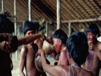 Weird tradition of Yanomami family of the deceased eats the dead body know the reason | अंत्य संस्कारानंतर राखेचं सूप बनवून पितात 'हे' लोक, जाणून घ्या यामागचं हैराण करणारं कारण