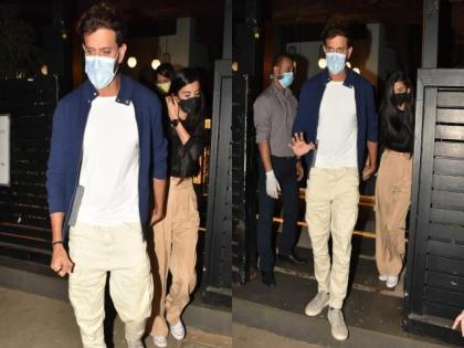 Hrithik Roshan spotted on dinner date with mystery girl watch video | VIDEO : हृतिक रोशन एका मिस्ट्री गर्लसोबत झाला स्पॉट, हातात हात घेऊन दिसल्यामुळे चर्चेला उधाण