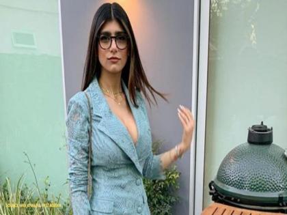 Model Mia Khalifa rubbishes death rumours with savage meme post viral | मी अजून मेलेली नाही...Mia Khalifa ने मृत्युच्या अफवेवर दिली प्रतिक्रिया, शेअर केलं फनी मीम