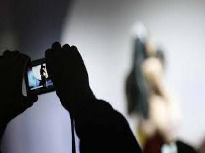 Man found a private video of him and his girlfriend on various pornographic websites in Bengaluru | गर्लफ्रेन्डसोबत हॉटेलमध्ये थांबला होता तरूण, कुणीतरी त्यांचा इंटिमेट व्हिडीओ पॉर्न साइटवर केला अपलोड