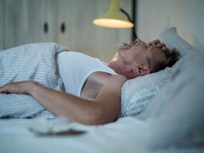 Sweating comes even while sleeping these can be the reason | झोपेत घाम येण्याची समस्या आहे का? वेळीच व्हा सावध; जाणून घ्या कारणं....