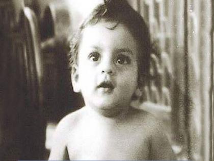 This cutei pie child in now Bollywood superstar, can you guess who is he | चॅलेंज! फोटोतील 'हा' क्यूट मुलगा आज आहे बॉलिवूडचा मोठा स्टार, तुम्ही ओळखलंत का याला?