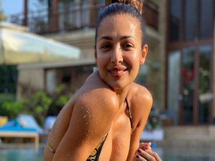 Malaika Arora shares no filter photos in very short dress | No Filter! मलायकाने शेअर केला चेअरवर बसलेला इतका बोल्ड फोटो, बघतच राहिले फॅन्स....