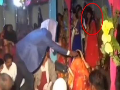 Groom was going to put sindoor in head of the bride then a woman came and | VIDEO : नवरीच्या भांगेत कुंकू भरणार होता नवरदेव, अचानक महिलेने येऊन केला मोठा कारनामा!