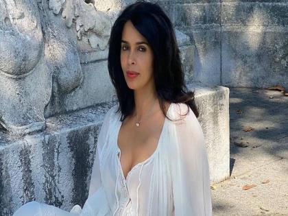 Mallika Sherawat wears transparent top photos viral on internet | Hotness Alert! मल्लिका शेरावतने घातला ट्रान्सपरन्ट टॉप, ग्लॅमरस लूक बघून फॅन्सची उडाली झोप!