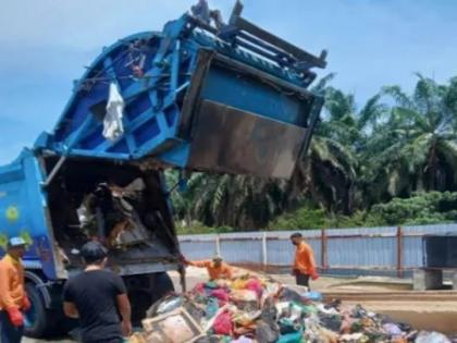 Woman throws gold chain in garbage truck husband found them in rubbish heap | पत्नीने डस्टबीनमध्ये फेकली होती लाखो रूपयांची चेन, समजताच कचरा गाडीच्या मागे धावला पती