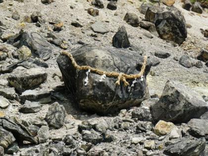 Sessho-seki aka The Killing Stone cracks know the interesting facts | हजारो वर्ष जुना दगड दोन भागात विभागल्याने जपानी लोक चिंतेत, पण त्यात इतकं काय?