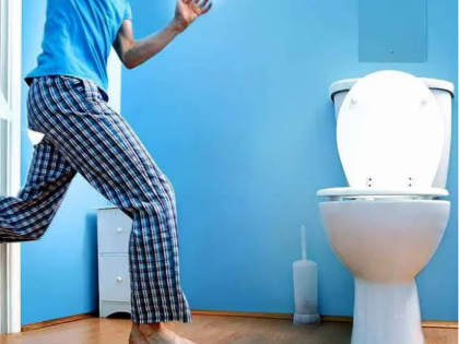 Health Tips : Frequent urination causes reason and symptoms | Heath Tips : पुन्हा पुन्हा लघवी येणं असू शकतो या गंभीर आजारांचा संकेत, दुर्लक्ष करणं पडू शकतं महागात