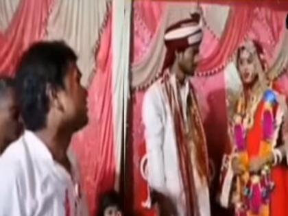 Viral Video : Bride lover reached on the stage and did surprising thing | VIDEO : अचानक लग्नात पोहोचला नवरीचा प्रियकर, मग झालं असं काही बघून व्हाल अवाक्