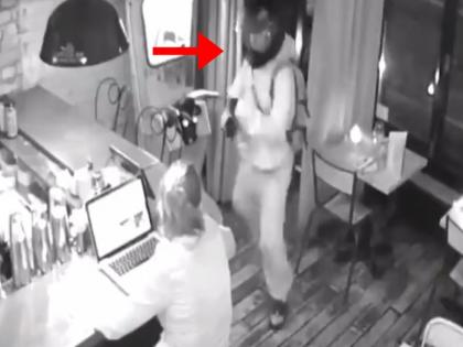 Thief enter the cafe to steal the laptop, see what happen next | VIDEO : कॅफेमध्ये लॅपटॉप चोरी करण्यासाठी घुसला होता चोर, चोराने हिसकावताच तरूणीने शिकवला धडा...