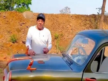 Dharmendra drive his 60 year old car on holi said my most loving my first fiat see video | Dharmendra यांनी ६२ वर्ष जुनी कार डोंगराळ रस्त्यांवर सुसाट पळवली, बघा व्हिडीओ