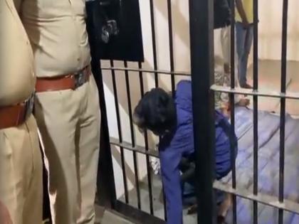 Pune thief ran from the lockup, he gave live demo in front of police how he left Jail watch video | VIDEO : ना लॉक तोडलं ना भिंत फोडली...तरीही लॉकअपमधून पळून गेला चोर, डेमो पाहून पोलीस हैराण