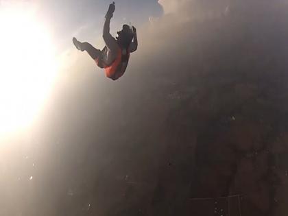 VIDEO : Para jumper coach saved his student life falling from height of 10 thousand feet | VIDEO: बेशुद्ध होऊन १० हजार फूट खाली पडत होता 'तो', हवेतच केलं सर्वात खतरनाक रेस्क्यू