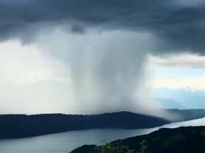 Stunning cloudburst in Austria captured by photographer viral video | कॅमेरात कैद झालं निसर्गाचं रौद्र रूप, व्हिडीओ पाहून म्हणाल - वाह, काय नजारा आहे!