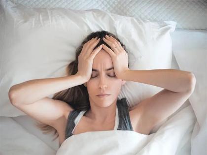 Health care tips reason for headache in the morning | सकाळी झोपेतून उठल्यावर डोकेदुखीची समस्या होते? अजिबात करू नका दुर्लक्ष, जाणून घ्या कारण...