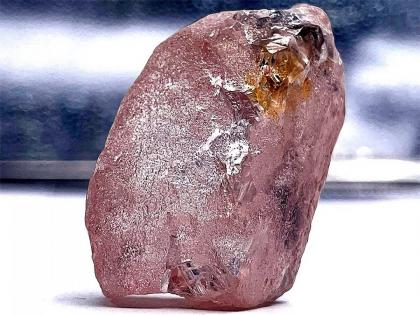 Rare pink diamond found in angola this is biggest diamond fid in 300 years | 300 वर्षात पहिल्यांदाच सापडला इतका मोठा गुलाबी हिरा, किंमतीबाबत तोडले जातील सगळे रेकॉर्ड्स!