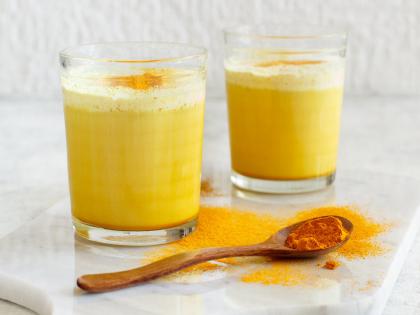 Know the turmeric milk combination side effects for body | हळदीच्या दुधाचे फायदे तर खूप माहीत असतील, आता शरीराला होणारे नुकसानही जाणून घ्या!