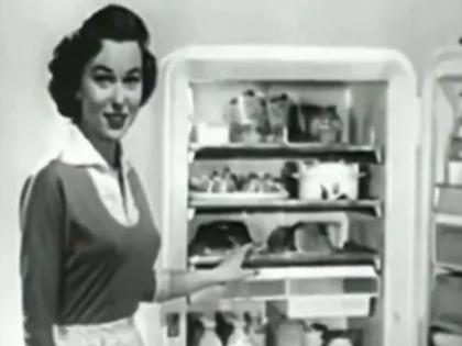 66 year old fridge advertisement of 1956 goes viral | VIDEO : कसा होता 66 वर्षाआधीचा फ्रीज, खासियत पाहून अवाक् झालेत लोक