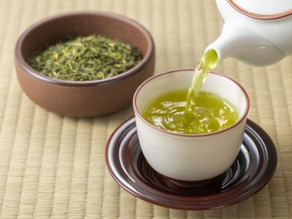 liver infections and iron deficiency can be result consuming too much green tea, Know th ereason | जास्त ग्रीन टी प्यायल्याने लिव्हरला होऊ शकतं इन्फेक्शन, जाणून घ्या होणारे साइड इफेक्ट्स...