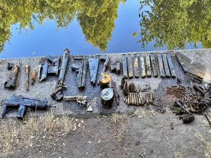 London : 15 years old boy found huge weapons ammunition into river water machine gun pistol | 15 बंदुकी, मशीन गन, गोळा-बारूद; आंघोळ करताना नदीच्या पाण्यात सापडला शस्त्रांचा मोठा साठा!