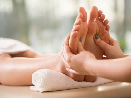 Benefits of massage the soles of the feet with honey every night | रोज रात्री मधाने तळपायांची करा मालिश, मिळतात हे एकापेक्षा एक फायदे