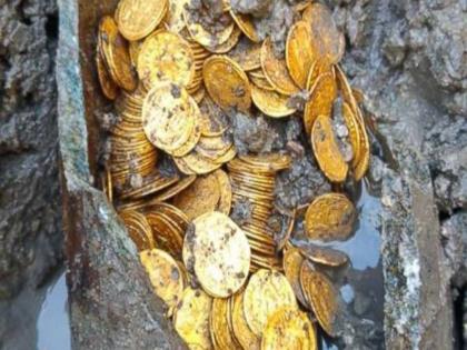 London Couple suddenly found gold coins worth 2 crores in theri house | किचनमधील फरशीचं काम करत होतं कपल, सापडली 2 कोटी रूपयांची सोन्याची नाणी