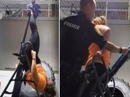 Girl got stuck badly in the gym then did such a thing to call the police | VIDEO : Gym मधील मशीनमध्ये अडकली होती तरूणी, पोलिसांना बोलवण्यासाठी केलं असं काम