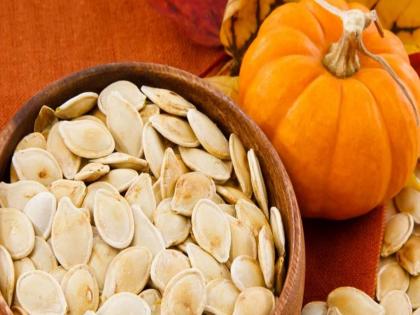 Pumpkin seeds benefits for type 2 diabetes mental health tension immunity boost | भोपळ्याच्या बियांचे होतात एकापेक्षा एक फायदे, वाचून कधीच फेकणार नाही!