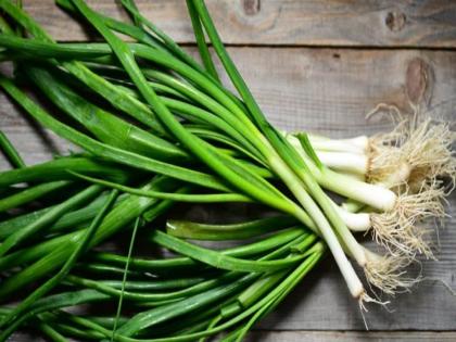 Health Tips : spring onion benefits body and health | अनेक गंभीर आजारांचा धोका टाळण्यासाठी नियमित खा कांद्याची पात, फायदे वाचून व्हाल अवाक्...