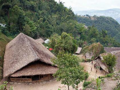 Village with two countries longwa village in Nagaland | भारतातील एक असं गाव जे दोन देशाचा भाग आहे, प्रमुखाला आहेत 60 बायका