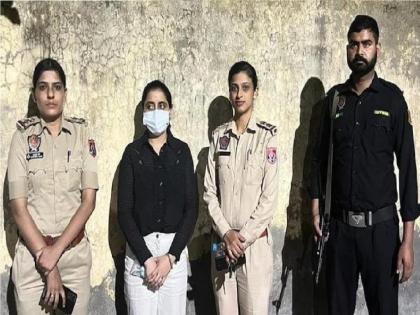 Punjab police arrest gangster Deepak Tinu girlfriend from Mumbai airport | गॅंगस्टर दीपक टीनूच्या गर्लफ्रेन्डला अटक, मालदीवला पळून जाणार इतक्यात...