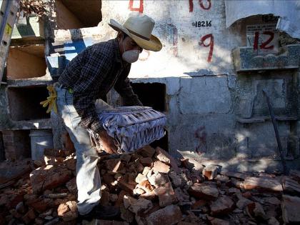 Guatemala people have be paid every month keep dead bodies grave | मृतदेह कबरेत ठेवण्यासाठी इथे महिन्याला द्यावं लागतं भाडं, भाडं नाही दिलं तर....