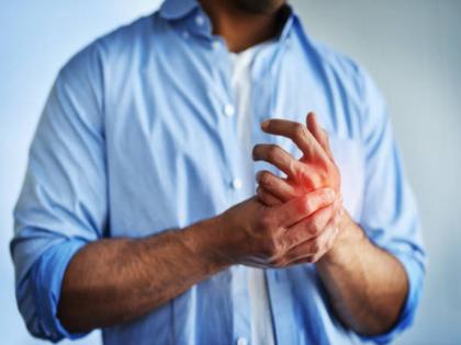 Hand bone pain for arthritis fracture it can be dangerous disease | हाताच्या हाडांमध्ये वेदना असेल तर करू नका दुर्लक्ष, असू शकतो हा गंभीर आजार