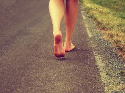 Health Tips : Walking barefoot reduces stress know the benefits | चप्पल न वापरता चालण्याचे फायदे वाचून व्हाल अवाक्, अनेक समस्यांपासून मिळेल सुटका!