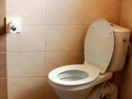 Health Tips : These things are much more stagnant toilet | टॉयलेटपेक्षाही जास्त अस्वच्छ असतात रोजच्या वापरातील या गोष्टी, वेळीच व्हा सावध!