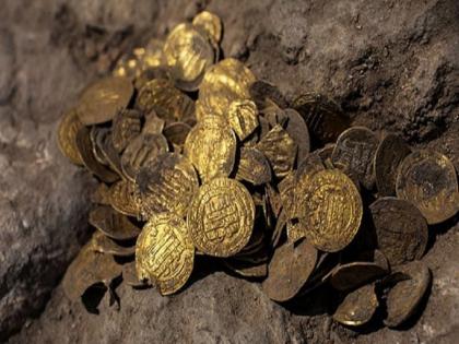 Old gold coin from kitchen of couple worth of crores in north yorkshire in America | कपलच्या किचनमध्ये अचानक सापडी 300 वर्ष जुनी सोन्याची नाणी, जाणून घ्या किंमत