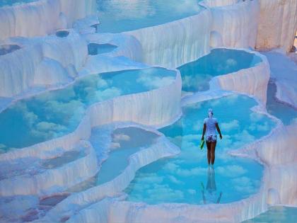 Pamukkale thermal pools turkey mysterious waterfalls cotton castle | आजही 'या' गरम पाण्याच्या झऱ्यांचं रहस्य आहे कायम, अनेक आजार दूर होण्याचा केला जातो दावा!