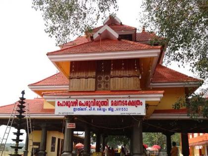 Devotees offering liquor in this temple in Kerala, know the reason | भारतातील या मंदिरात नैवेद्य म्हणून चढवल्या जातात परदेशी दारूच्या बाटल्या, जाणून घ्या यामागचं कारण!