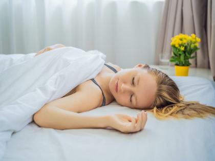 Sleeping without a pillow: Benefits and risks | डोक्याखाली उशी न घेता झोपण्याचे फायदे, वाचाल तर आजच उशी घरातून बाहेर फेकाल...