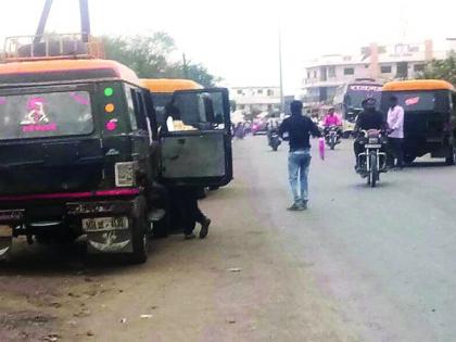 Private bus passenger bus to Risod bus stand! | रिसोड बसस्थानकाला खासगी प्रवासी वाहनांचा विळखा!