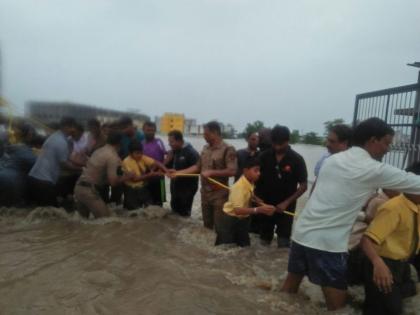 In Nagpur 711 people rescued safely | नागपुरात पाण्यात अडकलेल्या ७११ जणांना सुरक्षित बाहेर काढले