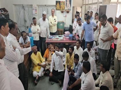 Farmers surrounded the officials at the office of Warna Irrigation Department in Peth Sangli | Sangli: वारणा पाटबंधारे विभागाच्या पेठ येथील कार्यालयात अधिकाऱ्यांना शेतकऱ्यांचा घेराव