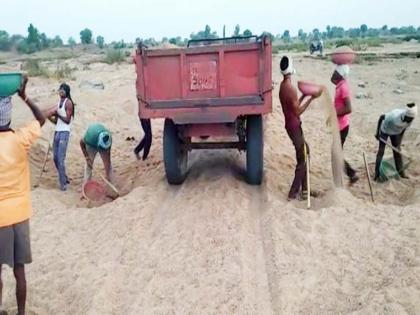 Shocking! Sand smugglers in Madhya Pradesh have polluted the riverbeds of Bavanthadi and Vaingange | धक्कादायक! मध्यप्रदेशातील रेती तस्करांनी पोखरले बावनथडी व वैनगंगेचे नदीपात्र