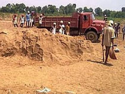 400 brass sand which confiscated by revenue administration has stolen | महसूल प्रशासनाने जप्त केलेल्या ४०० ब्रास रेतीची चोरी; दीड महिन्यानंतरही सुगावा नाही