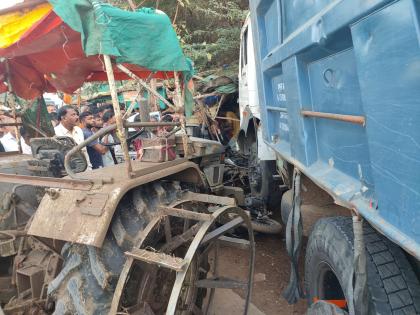 Thrill of the sand tipper in the wind blowing the bike and hitting the tractor A three wheeler smash | रेतीच्या टिप्परचा पवनीत थरार, दुचाकीला उडवून ट्रॅक्टरला धडक; तीन दुचाकींचा चुराडा